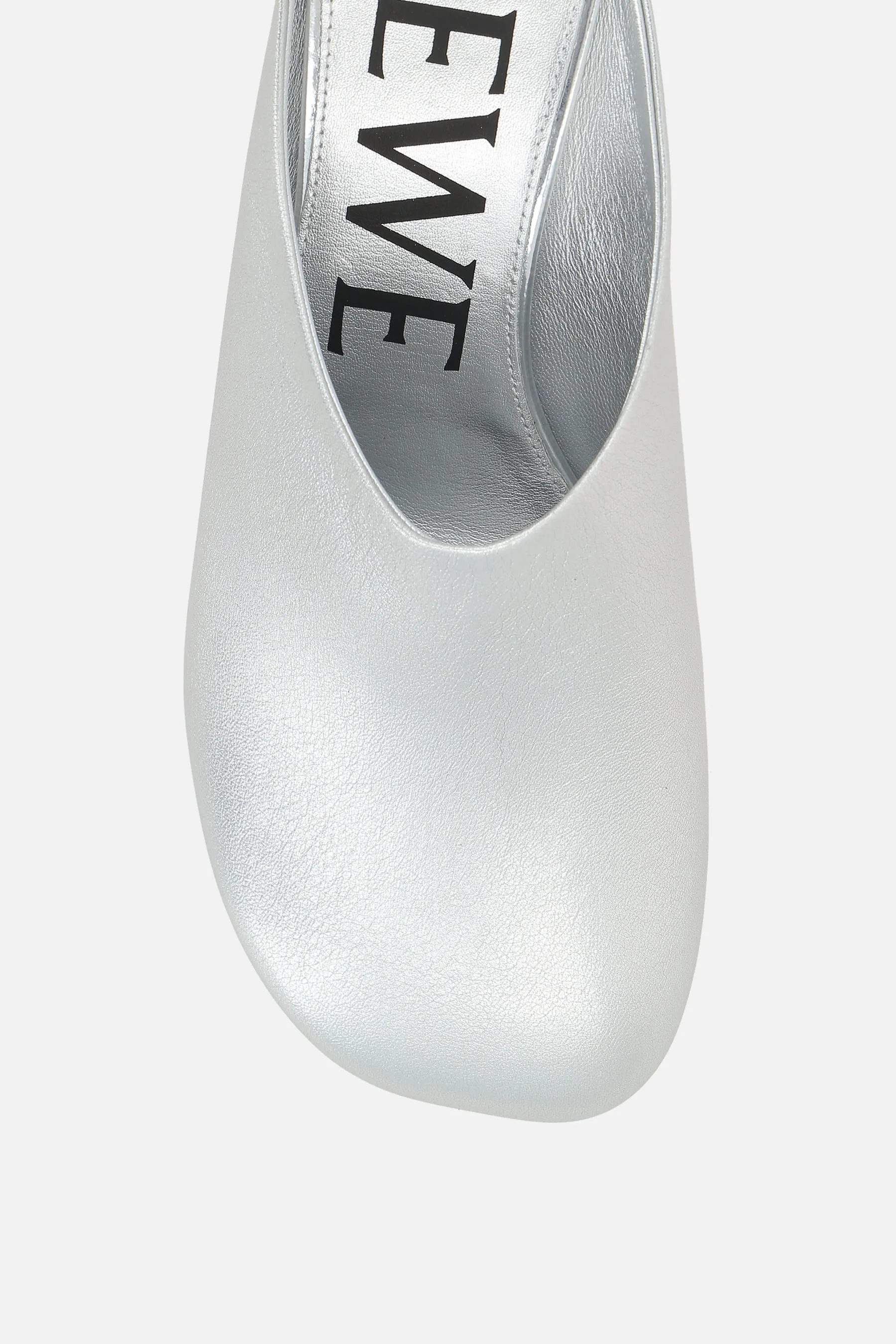 Toy mules in laminated nappa